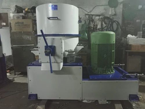 Plastic recycling machine